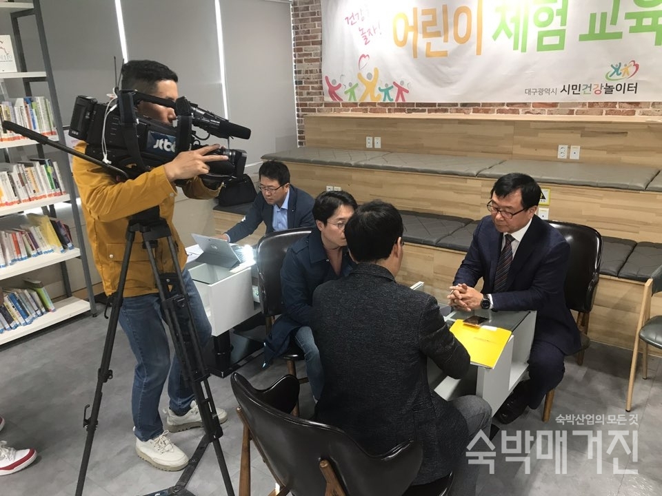▲ 배상재 지회장이 JTBC 보도팀과 인터뷰를 진행하고 있다.