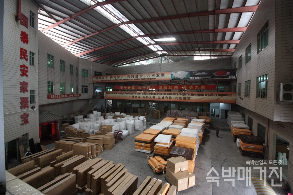 ▲ 중국 광저우에 위치한 한 매트리스 생산 공장