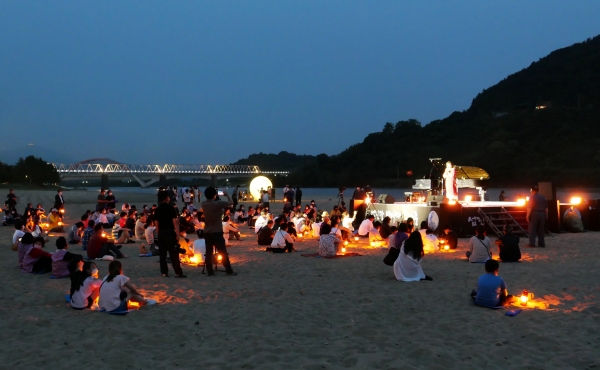 ▲ 하동 야간관광지(섬진강 백사장 달마중) = 한국관광공사