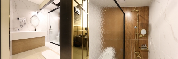 백설공주가 사용할 법한 거울과 깔끔한 세면대(좌)와 고급스러운 느낌의 샤워기(우)