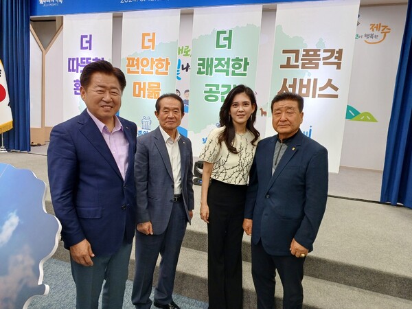 이부진 호텔신라 사장(왼쪽 세 번째)과 김창해 제주지회장(왼쪽 네 번째)이 결의대회에 참가한 모습