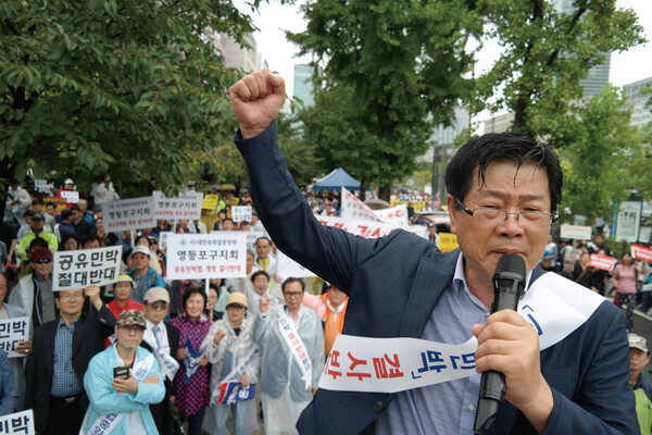  정경재 중앙회장이 공유숙박 반대 집회에서 구호를 외치고 있다.