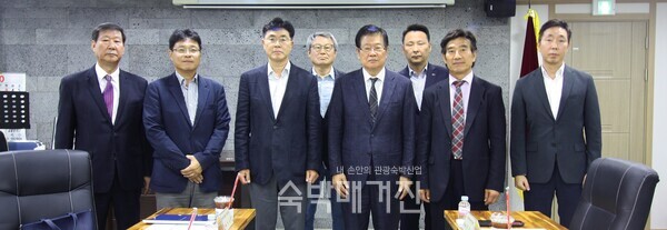 간담회에 참석한 관계자들이 기념촬영 하고 있다.(사진=숙박매거진)