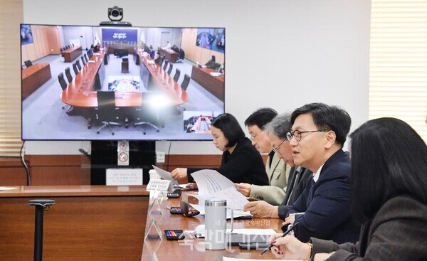 서비스산업발전 전담반 회의 현장(사진=기획재정부)