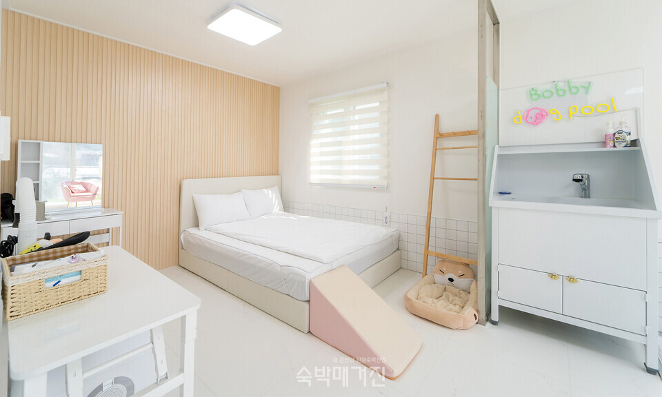 화이트와 베이지 색상이 돋보이는 인테리어