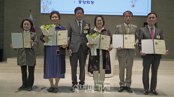 중앙회장 표창 수상자(사진=숙박매거진)