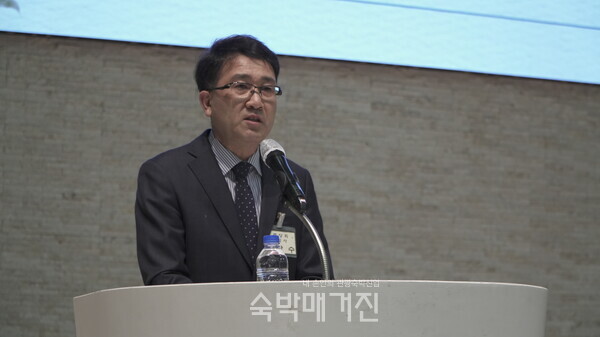 함장수 감사가 감사결과를 보고 중이다(사진=숙박매거진)