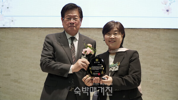 정경재 중앙회장이 서영교 의원에게 감사패를 전달하고 있다(사진=숙박매거진)
