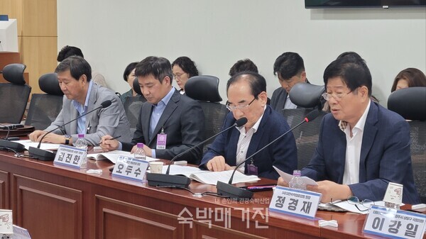 왼쪽부터 김진우 사무총장, 김진한 서대문구지회장, 오두수 부회장, 정경재 중앙회장(사진=숙박매거진)