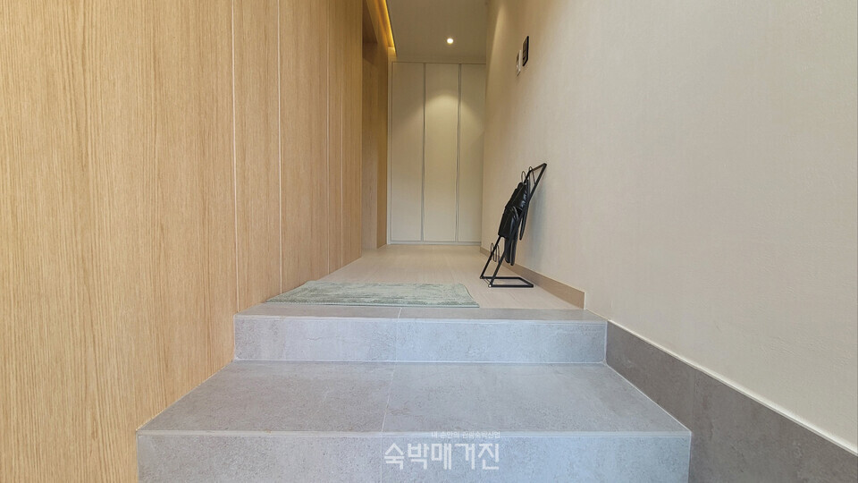 복도 형태의 입구