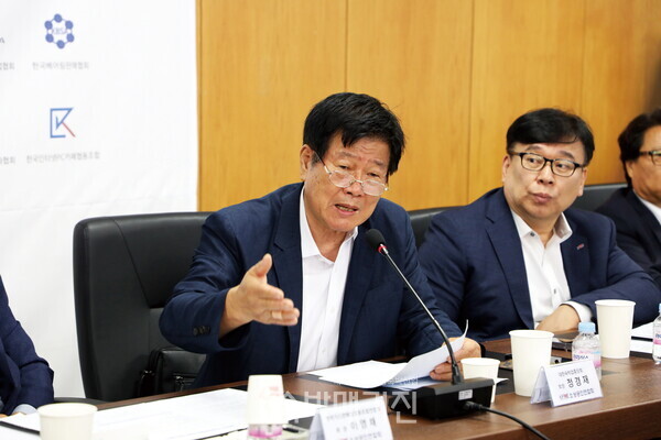 옴부즈만에게 플랫폼 문제 건의하는 정경재 회장