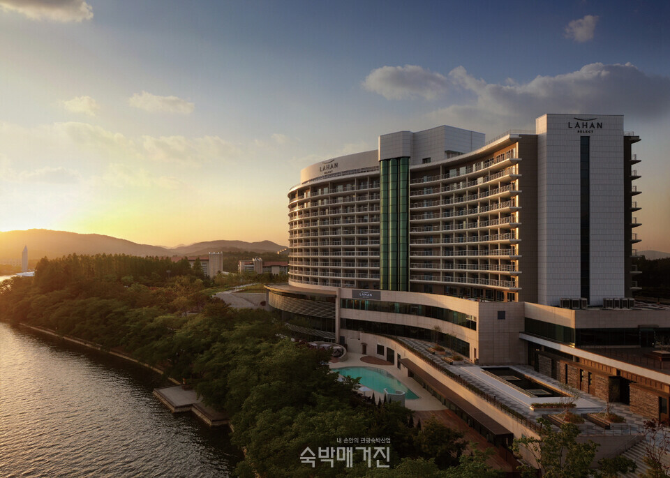 호텔 외관. S자형 곡선이 특징이다