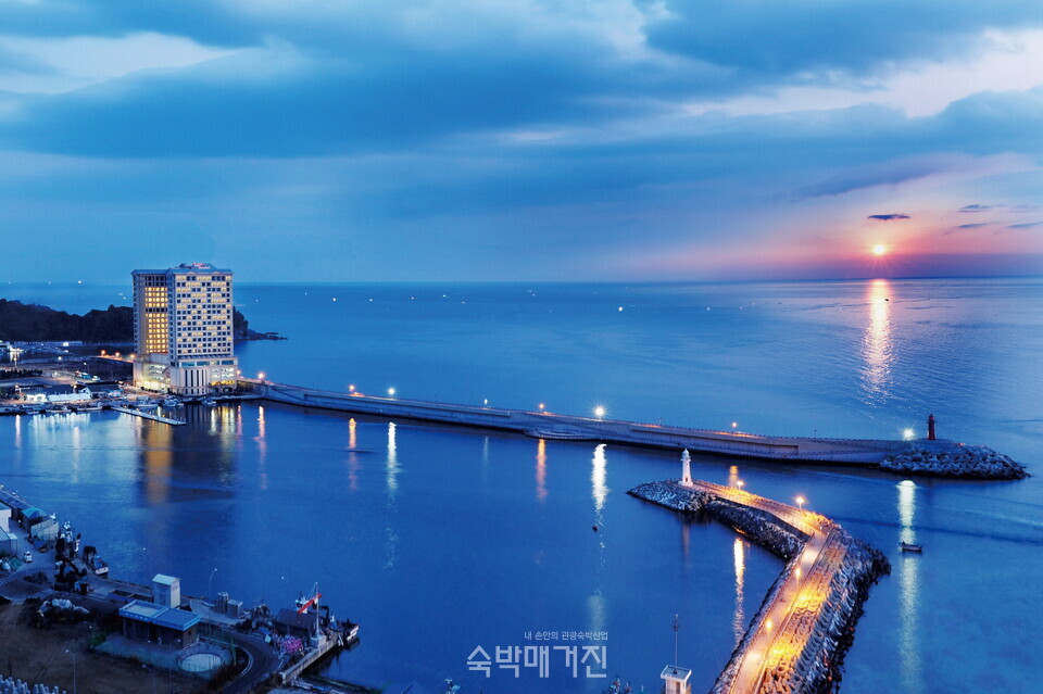 호텔 외관과 바다 전경