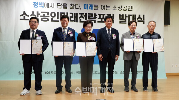 회장단에게 임명장을 수여한 정경재 회장(사진=숙박매거진)