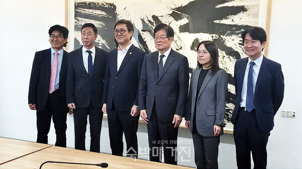 최휘영 장관(왼쪽 세 번째)과 정경재 중앙회장(사진=숙박매거진)